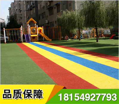 幼兒園定制人造草坪以專用設(shè)計(jì),使用成本少,維護(hù)保養(yǎng)方便,環(huán)保安全,外形美觀,適應(yīng)性強(qiáng)等優(yōu)勢,全面覆蓋和替代了傳統(tǒng)塑膠和PVC等鋪裝材料.