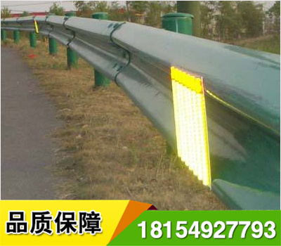 道路輪廊標(biāo)的英文名稱 Delineator，它是沿道路兩側(cè)邊緣設(shè)置、用于顯示道路邊界輪廓、指引車輛正常行駛、具有逆反射性能的一種交通安全設(shè)施，從功能上說，輪廓標(biāo)是一種視線誘導(dǎo)設(shè)